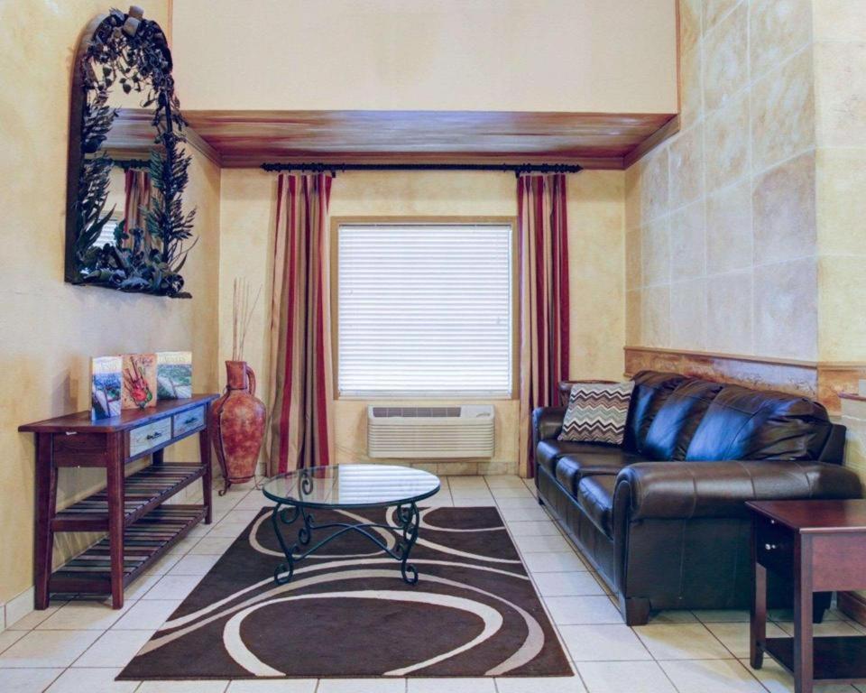 Quality Inn & Suites Airport Austin Dış mekan fotoğraf